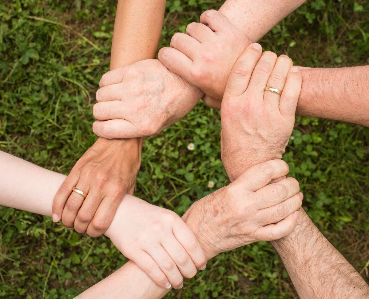 tenendosi per mano 